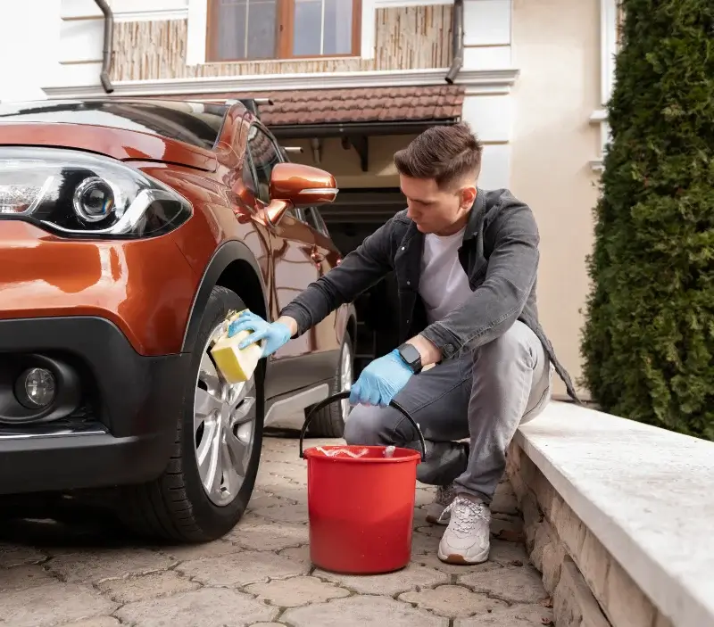 Lavage auto à domicile Allemagne-en-Provence : professionnel intervenant sur un véhicule